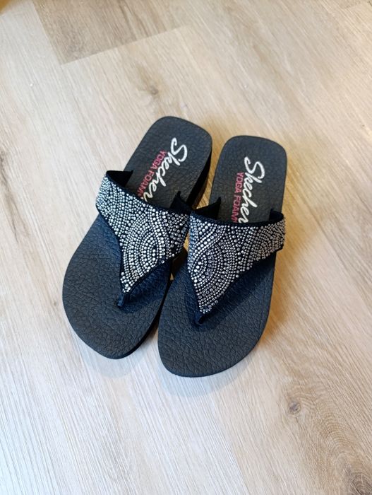 Czarne japonki Skechers Stone Candy 36 Yoga Foam cyrkonie kryształki klapki na platformie