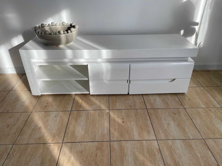 OKAZJA! Zestaw eleganckich białych mebli LED-Komoda+szafka rtv+witryna