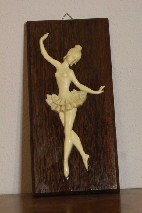 Bailarina em relevo, resina sob madeira exótica nobre, anos 60.