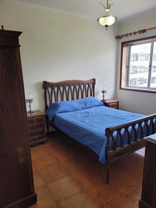 Mobilia de quarto em madeira