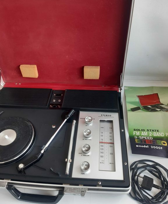 Antigo Rádio e Gira Discos de viagem