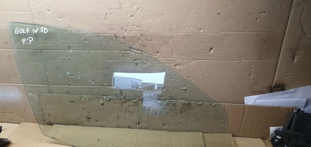 Szyba prawy przód przednia prawa VW Golf IV 4 5D AS2 99r