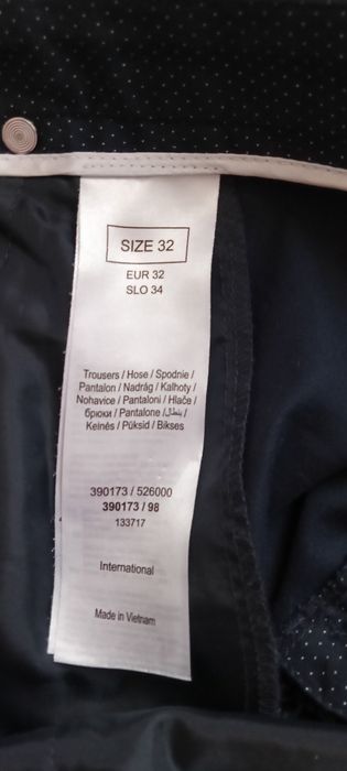 Granatowe spodnie w kropki