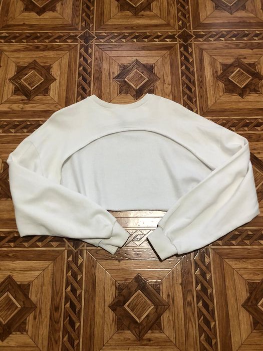 Biała bluza krótka