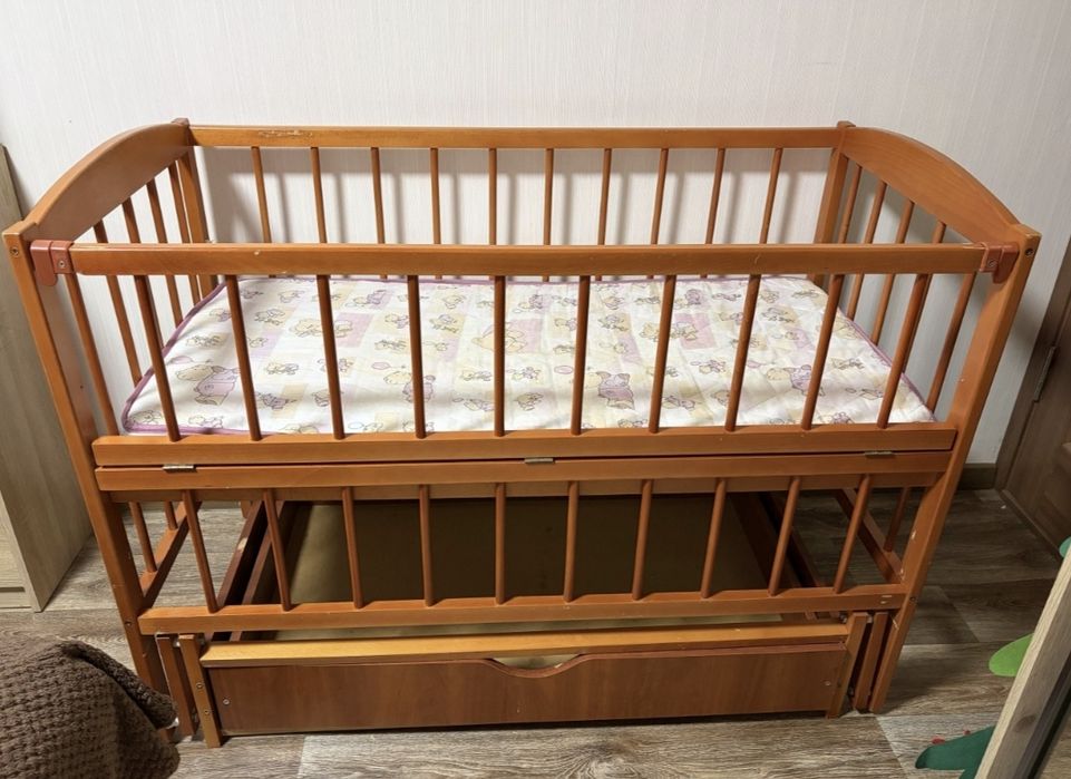 Дитяче ліжечко з шухлядою і матрацом