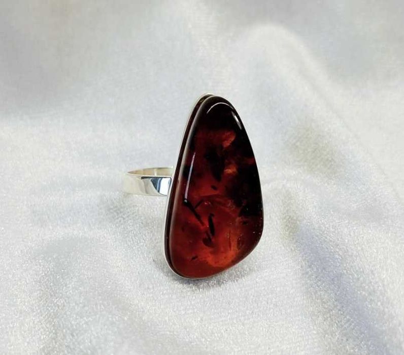 Srebrny pierścionek z bursztynem