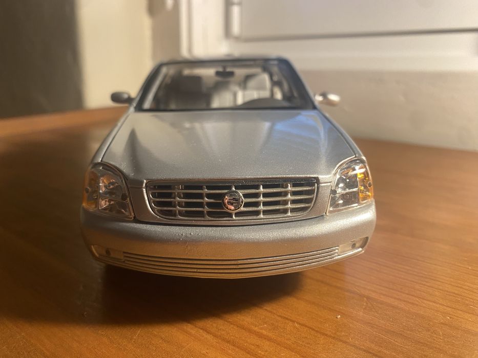 Carro miniatura Cadillac DeVille - Maisto - Escala 1/18.