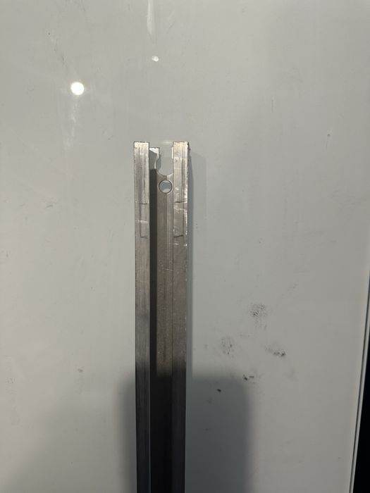 Porta de correr branca com puxador com placa lateral e sistema de correr chão livre