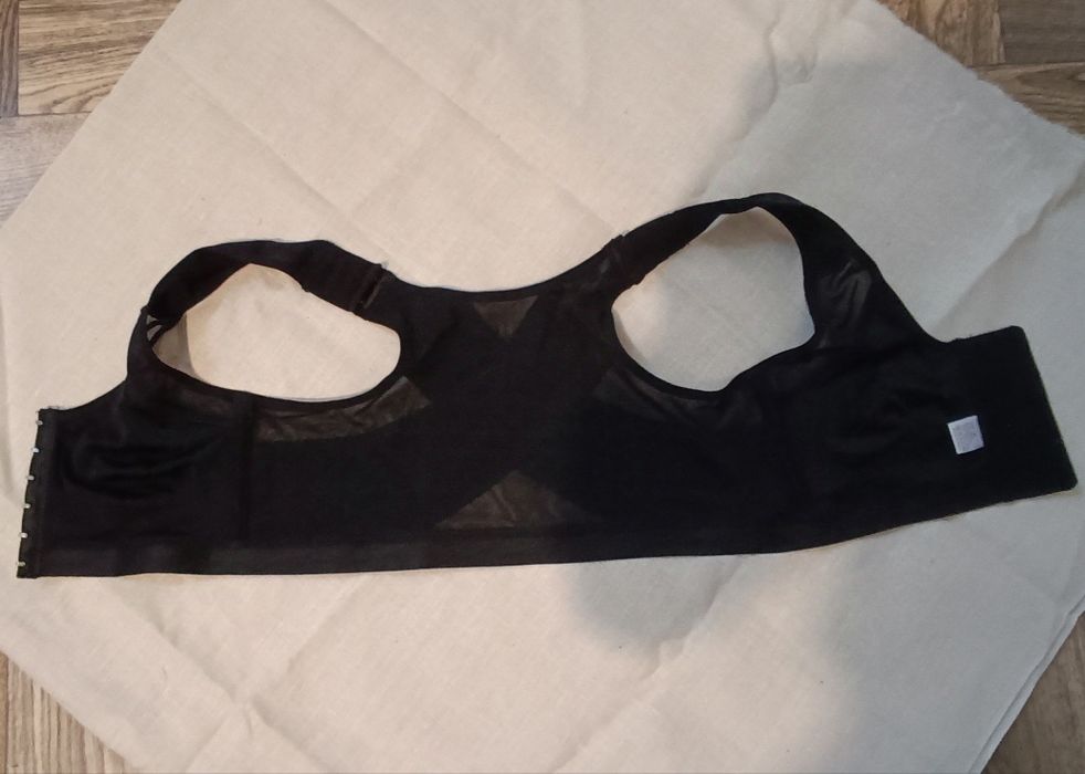 Czarny stanik na haftki