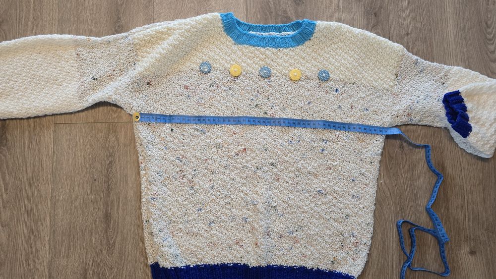 Sweter z włóczki ręcznie robiony