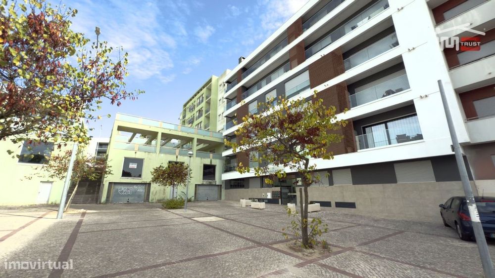 Loja 290m2 Camarate - Espaço Disponível a todas as Actividades Come...