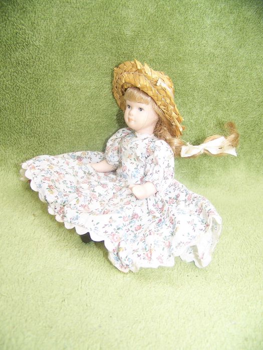 lalka porcelanowa z rowerem