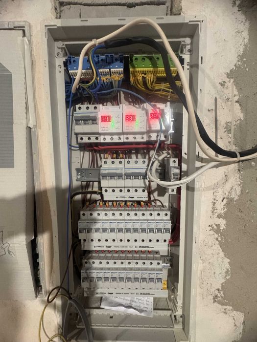 Червоный Хутор ,Центральная улица. 2 этажа, подвал.5 соток