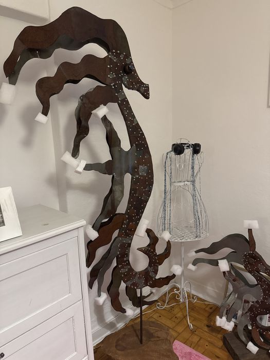 Vendo cavalo marinho feito de latão e madeira, uma obra de arte.