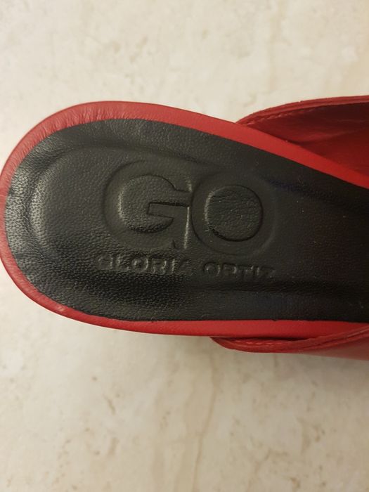 Mules vermelhas Glória Ortiz