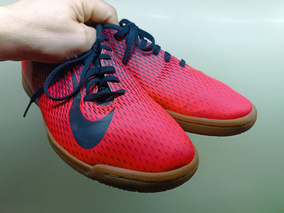 Футзалки 42.5  nike bravatax ii ic