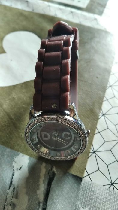 Relógio de mulher D&C novo com pormenor com pedras brilhantes