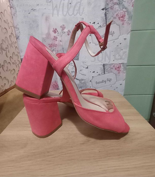 Босоніжки брендові рожеві замшеві на каблуку , р.38