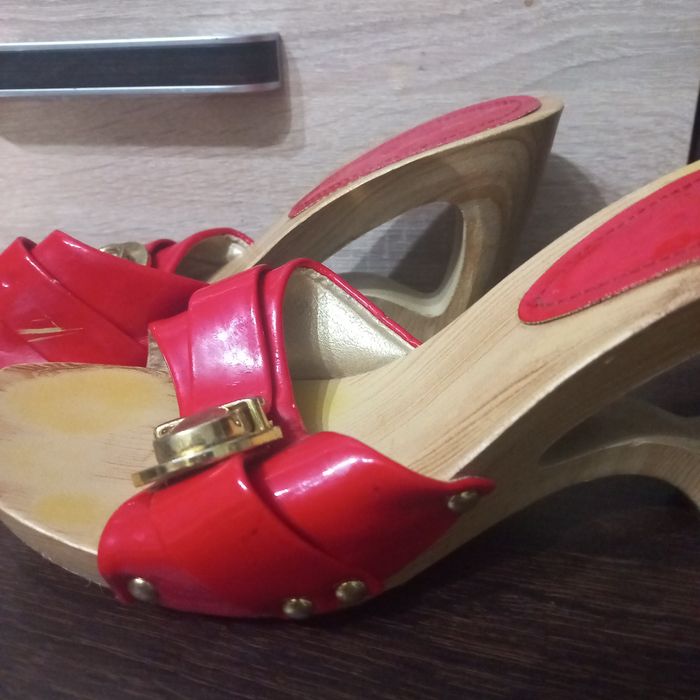 Czerwone drewniaki,  z wyciętym słupkiem, rozmiar 38