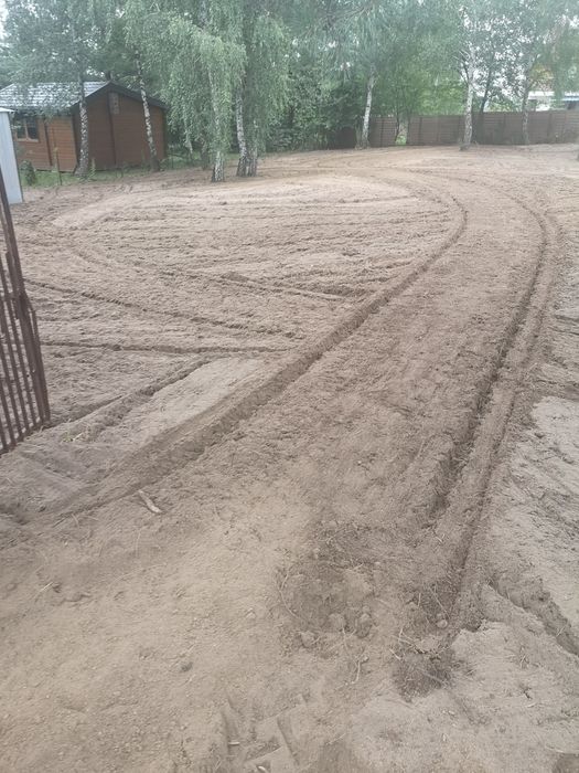 Trawnik z rolki siew trawy równanie terenu wertykulacja