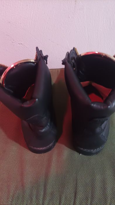 Продаються жіночі ботінки бренд Balmain