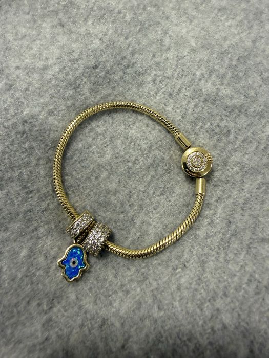 Pulseira pandora dourada com 3 pendentes para cenda