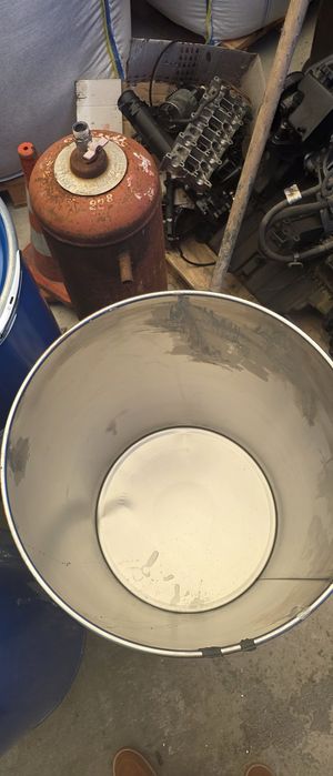 В наявності бочки з зажимом( з кришкою)200л, 30л. Є 30л, під рідину