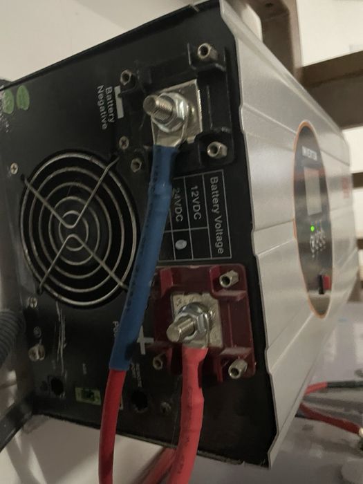 Інвертор з акумуляторами