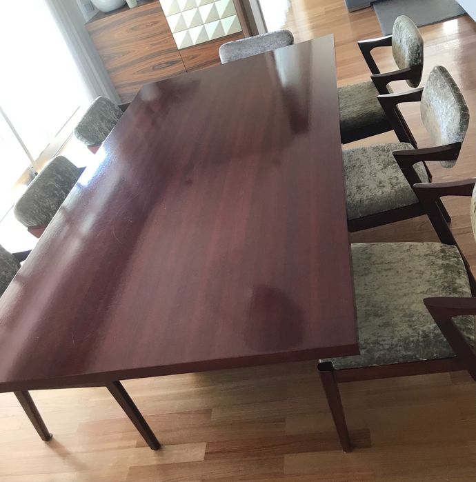 Mesa de jantar e cadeiras.