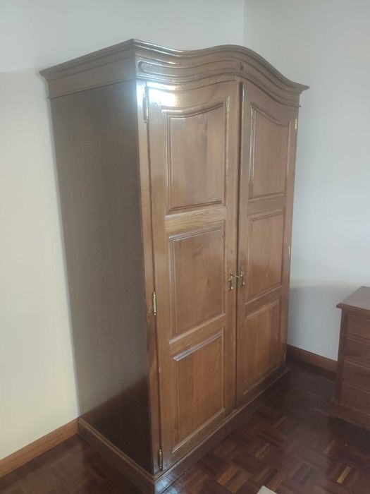 Roupeiro, mesa de cabeceira e cama individual (ofereço colchão)