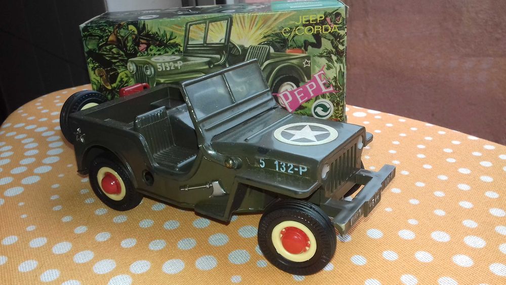 Brinquedo da Pepe Jato Jeep Willis primeira versão cor castanho [ colecionadores ]