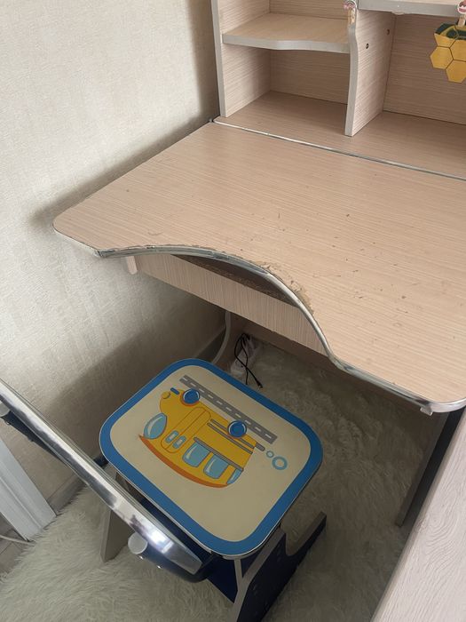 Письмовий дитячий стіл з поличками і стільчиком