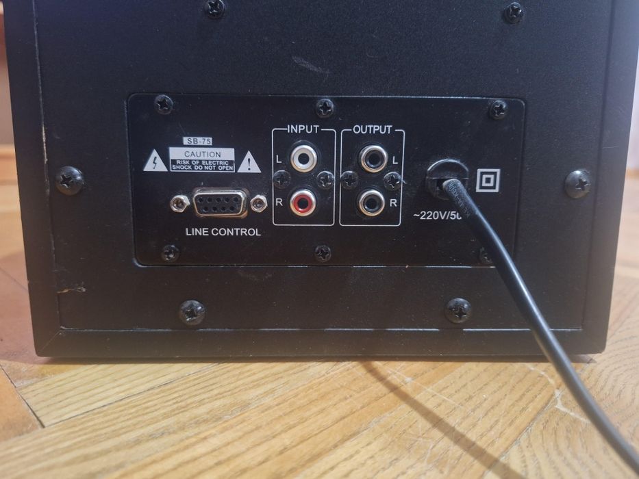 Сабвуфер з колонками