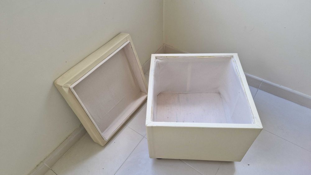 Puff com arrumação em pele beje e com rodas