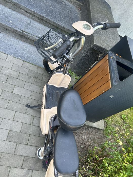 Hulajnoga skuter elektryczny