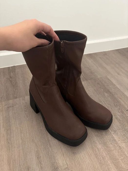 Botas castanhas cano justo