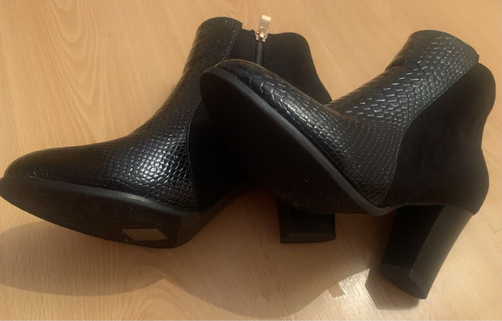 Botins usados 1 vez. Pele de cobre e camurca, com fecho de lado.