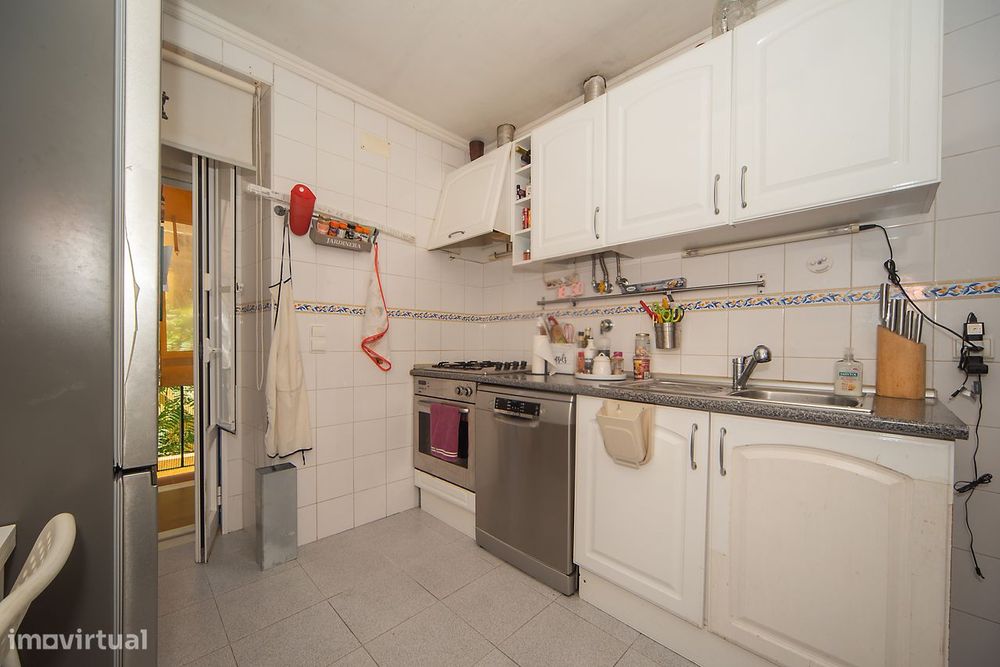 Apartamento T2+1 com cave e espaços adicionais na Tv. Nazaré, Lisboa