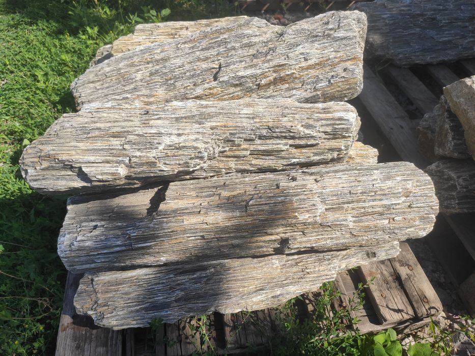 Szpilki gnejsowe, gnejs, głazy gnejsowe, łupki gnejsowe