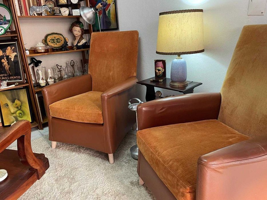 Poltrona de espaldar em pele e tecido