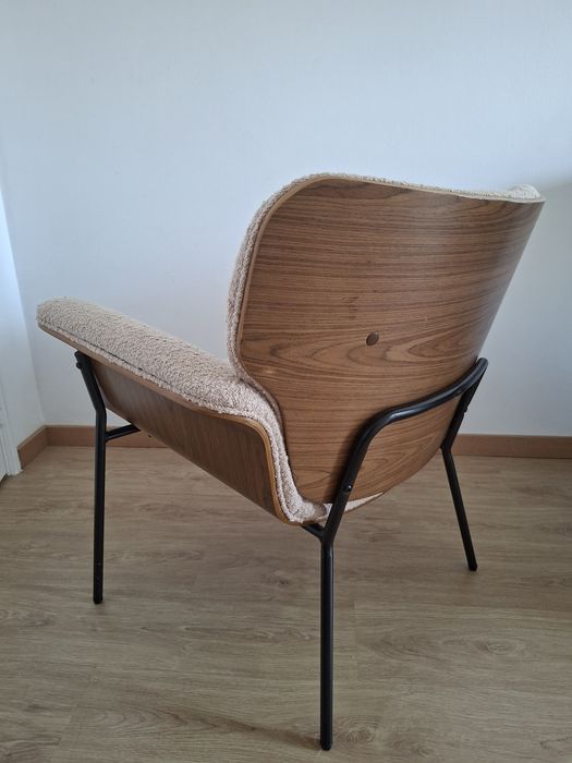Cadeirão beige e madeira