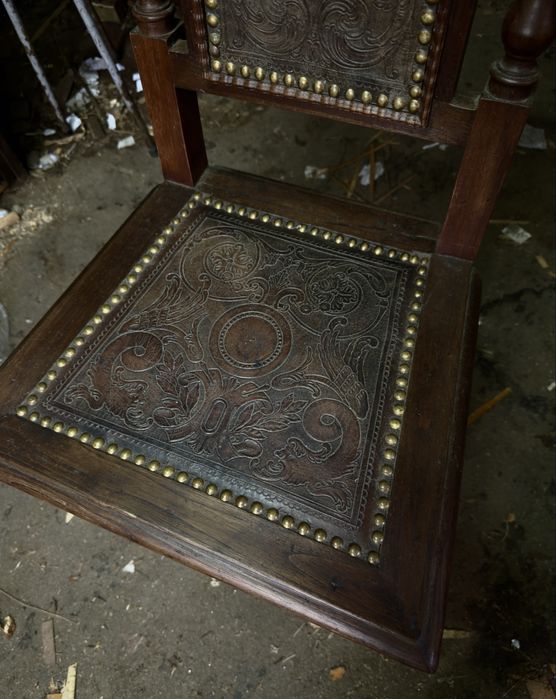 Cadeira de escritório torcido e de couro gravado