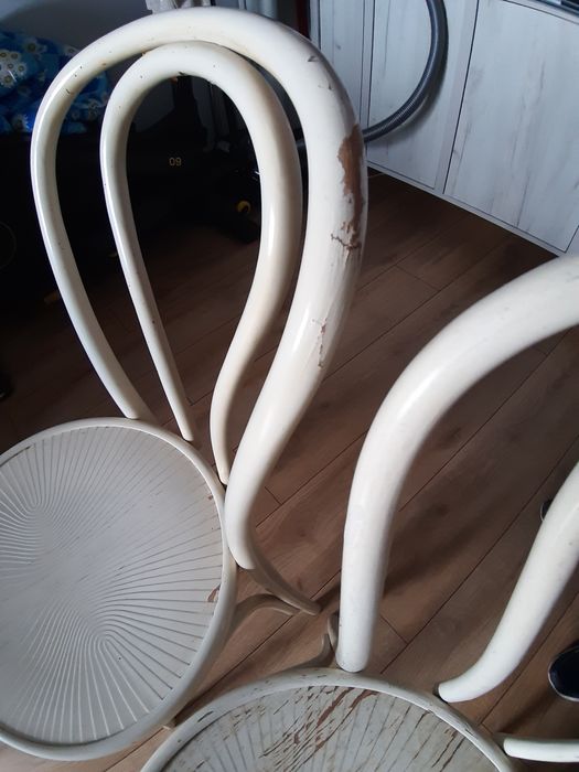 Dwa białe krzesła prl