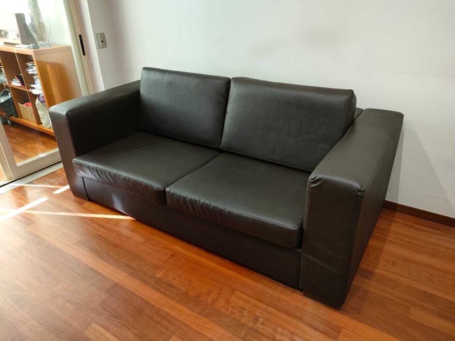 Sofá castanho escuro em pele sintética - 3 lugares