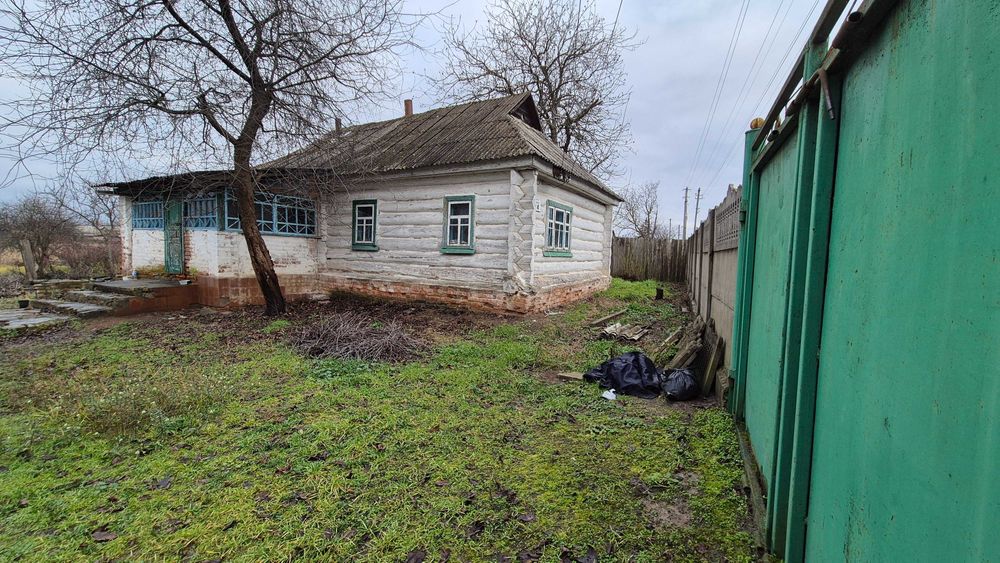 Велика ділянка зі старим будинком у селі Небрат
