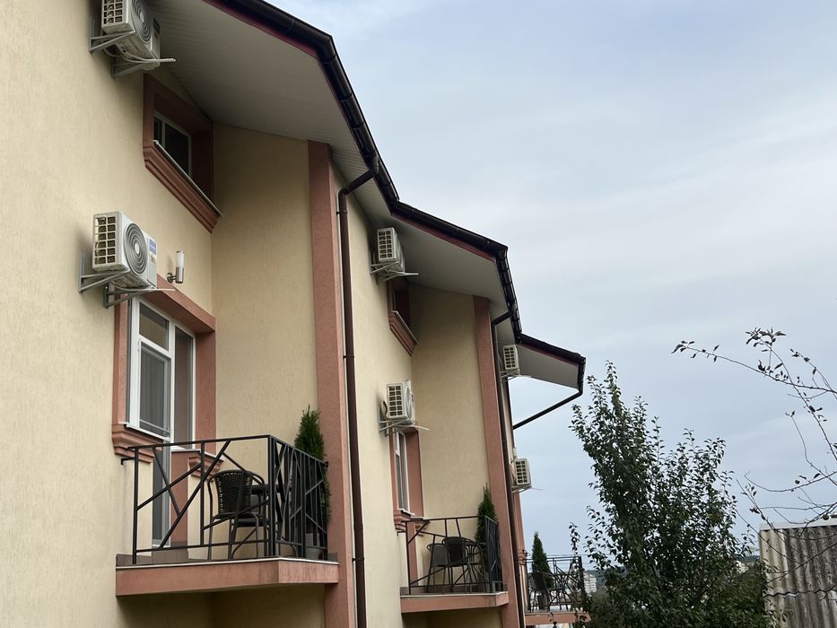 Двохкімнатні апартаменти номери подобово.Вільно.Кондиціонер.Дитячий майданчик.Мангал.Зона BBQ.Паркінг.Житовий район.Відеонагляд.Кухня.Харчування.Меню