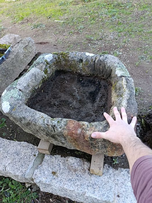 Pias em pedra antiga