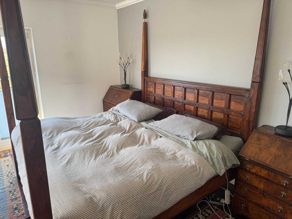 Cama de madeira maciça de design da MARINA Furniture, no Dubai