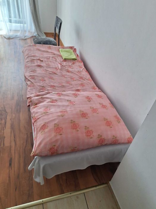 Likwidator sprzeda zestaw łóżek i tapczanów.