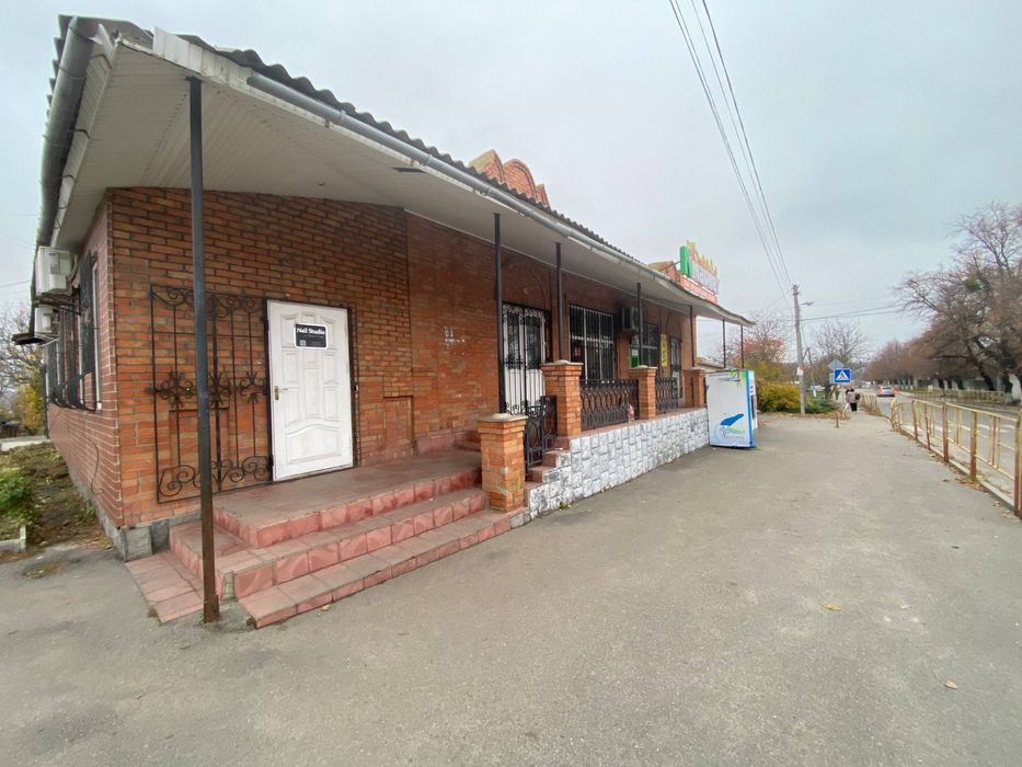 Оренда комерційного (магазинно-торгового) приміщення — 141 м²